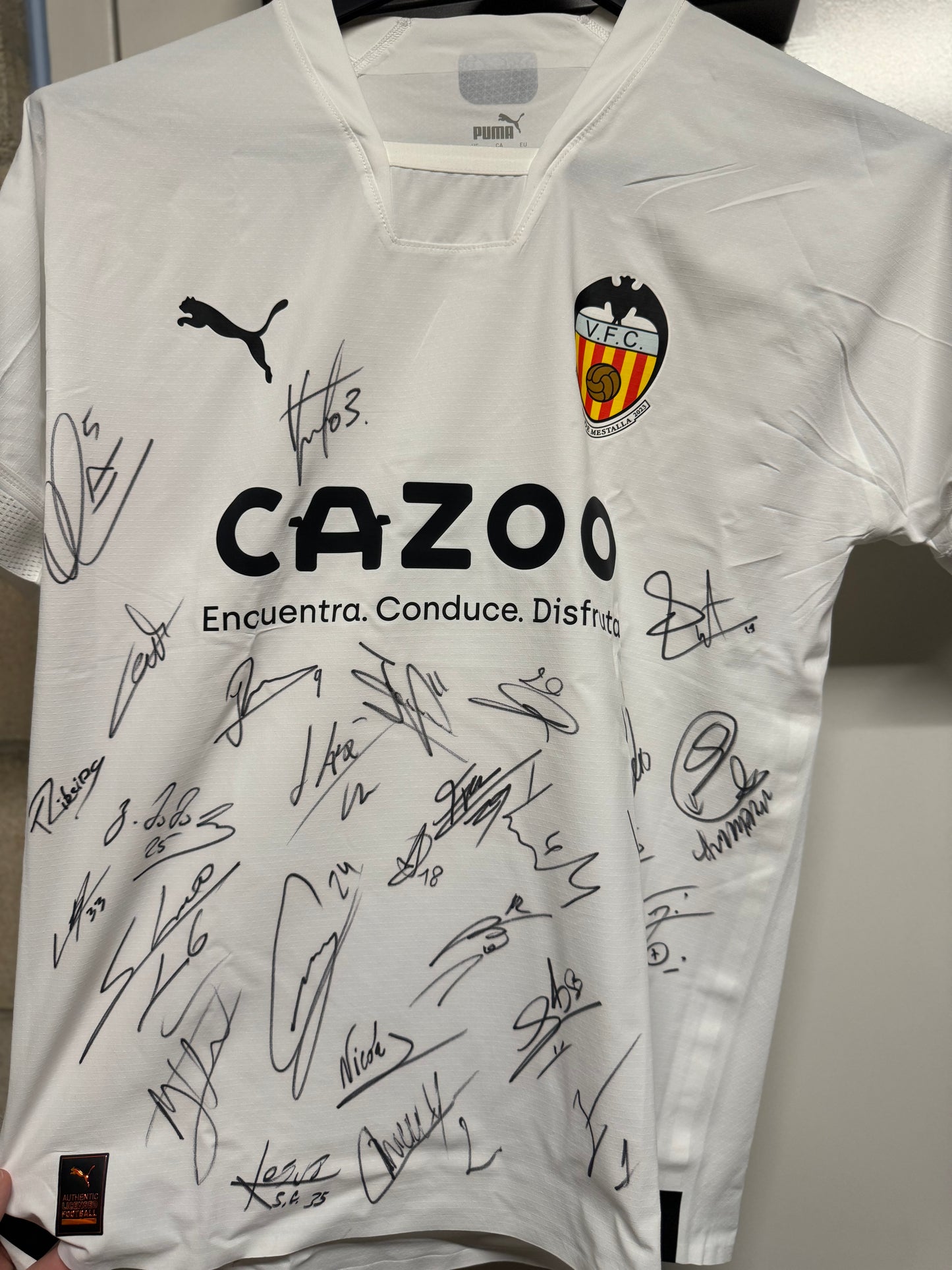 Valencia CF Team-Signed Jersey – MatchWornShirt Authenticated