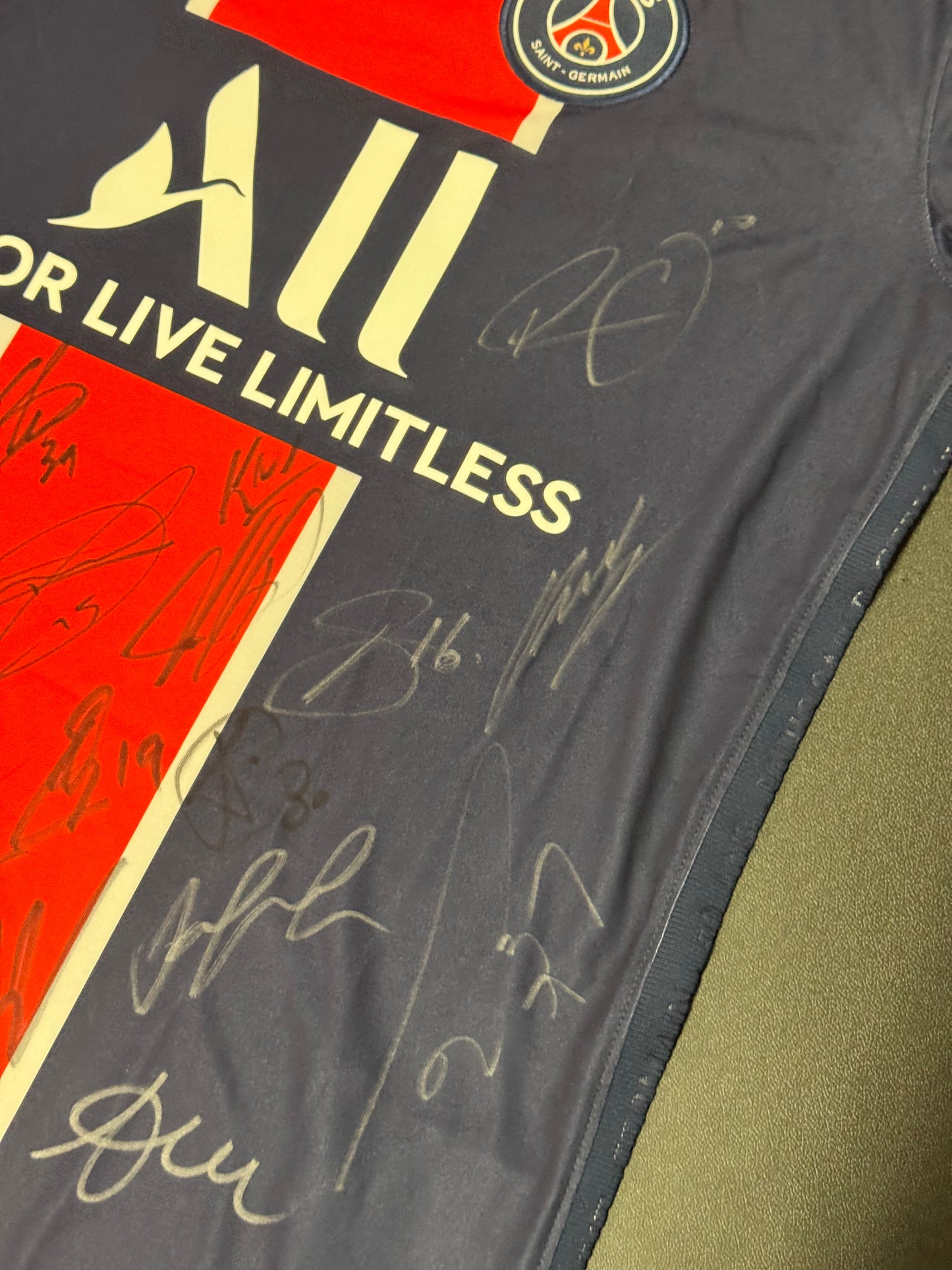 PSG 2020/21 Squad Signed Jersey – Includes Kylian Mbappé