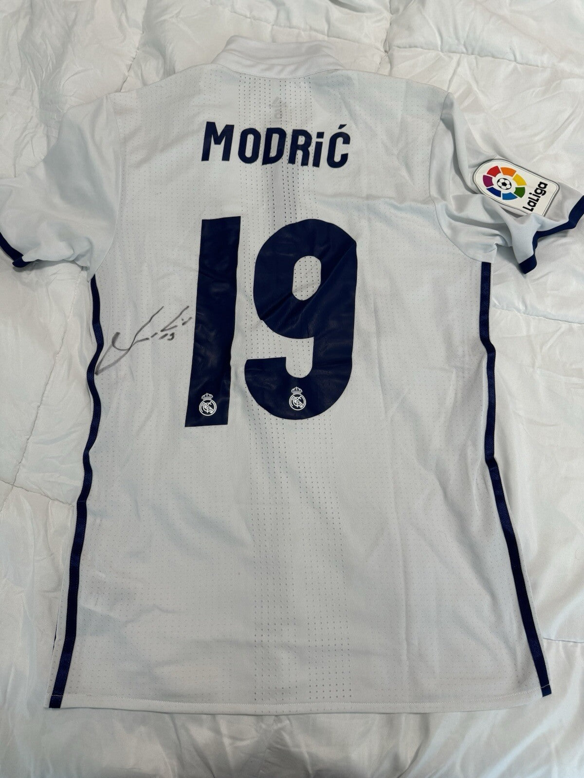 Luka Modrić Signed Real Madrid Jersey – 2016/17 Player Issue