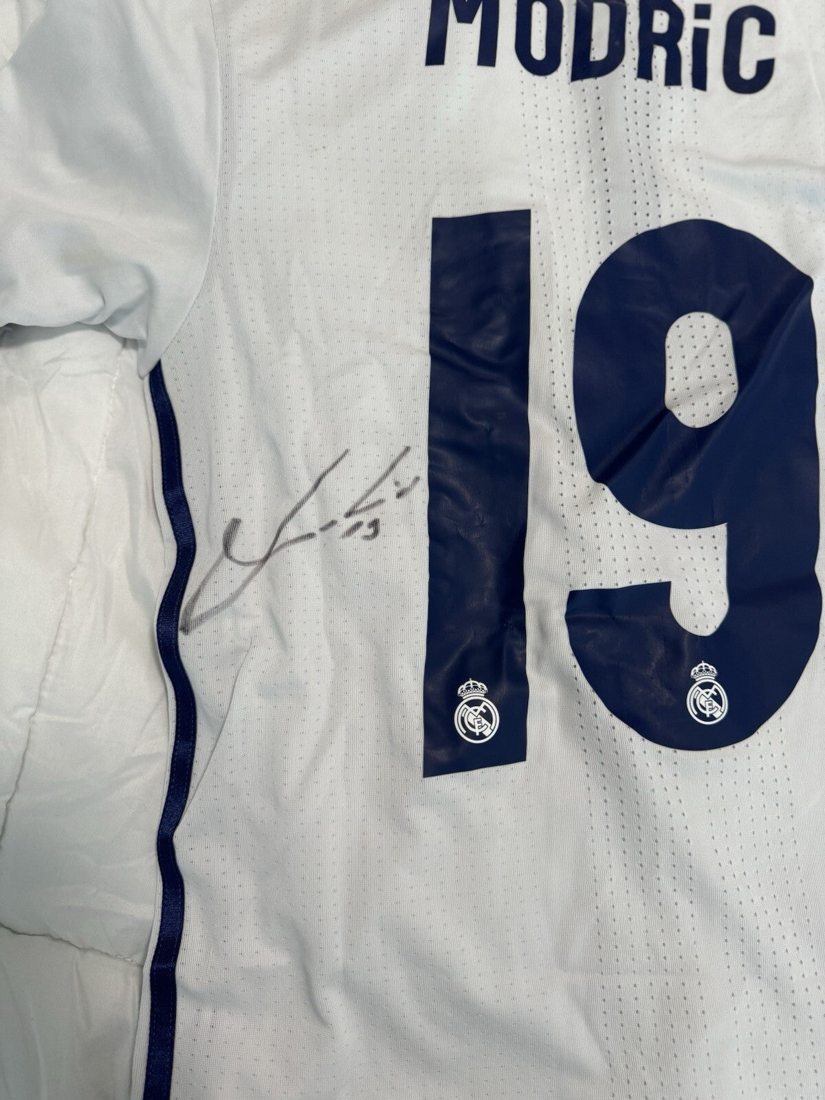 Luka Modrić Signed Real Madrid Jersey – 2016/17 Player Issue